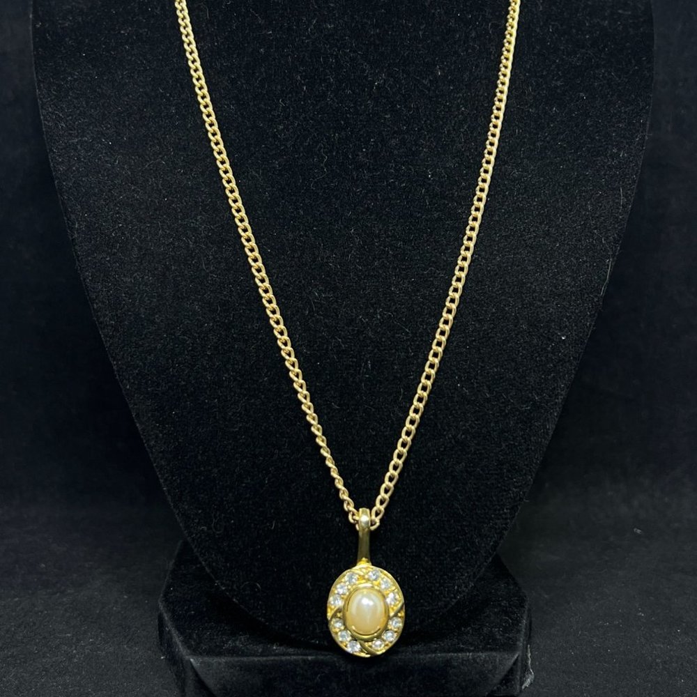 Vintage Gold Tone Curb Chain Necklace With Faux Pearl & Rhinestone Pendant (415)
